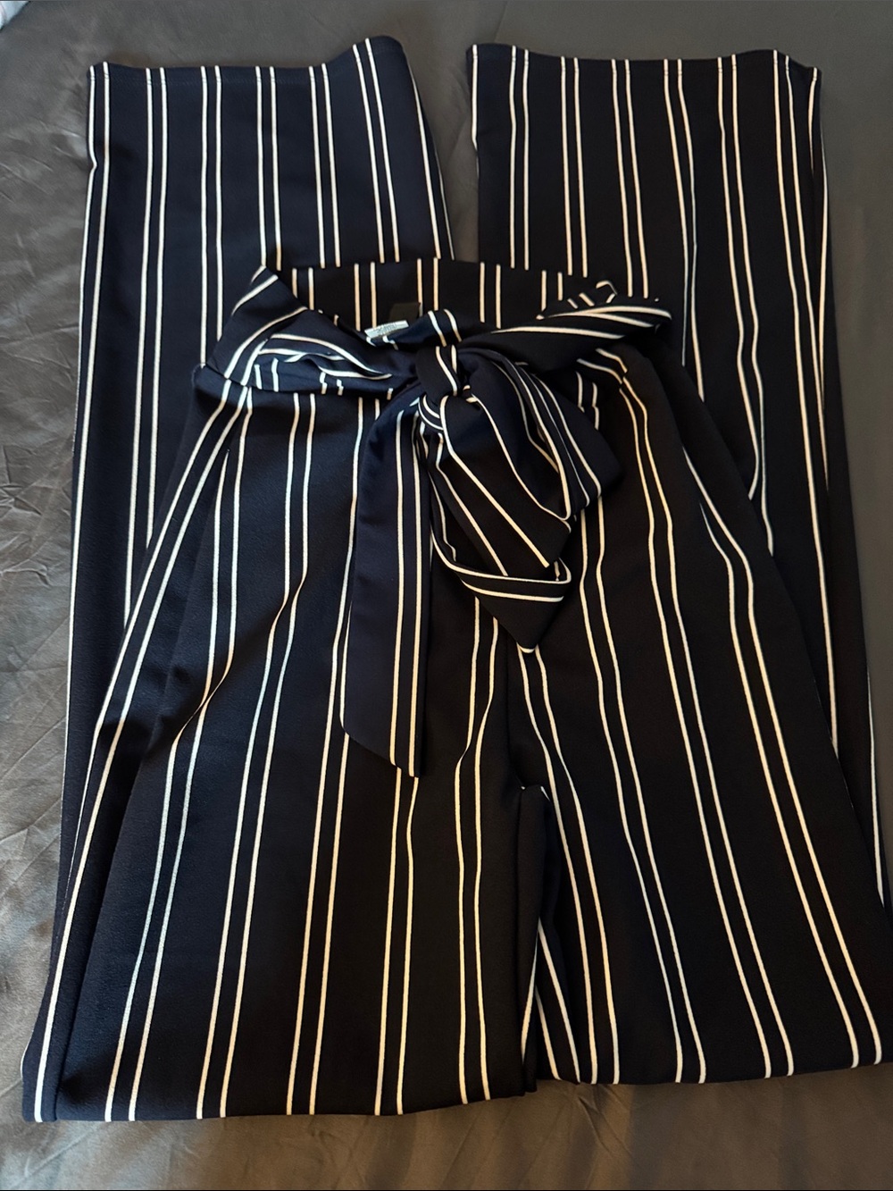Women’s Windsor  Navy & White Vertical Stripe wide leg tie Waist Pants small.